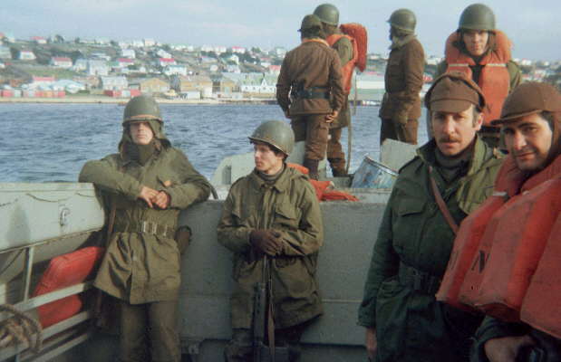 Foto de una de las lanchas de desembarco de personal y vehículos (EDPV) del Apostadero (Islas Malvinas) - Fuente: Ángel Leguizamón