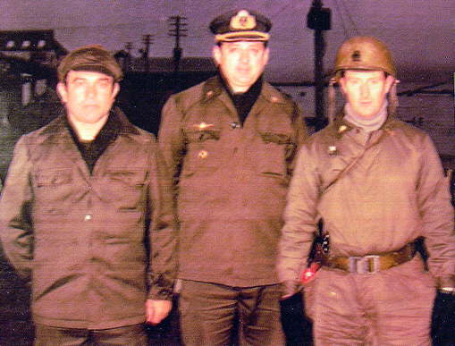 Foto de los sobrevivientes del "Isla de los Estados" y el Jefe del Apostadero - Fuente: Adolfo Gaffoglio