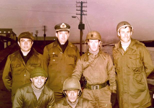 Foto de integrantes del Apostadero en la costanera Ross de P. Argentino (Isla Soledad)
 - Fuente: Alois E. Payarola