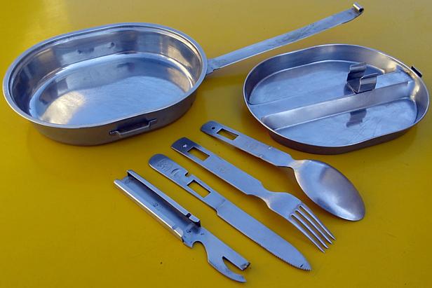 Foto de una marmita argentina con sus utensillos, manija rebatible, pasacorrea lateral y tapa, que se empleó en la Guerra de las Malvinas - Fuente: Daniel G. Gionco