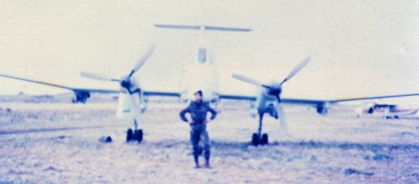 Rubén Bogado frente a un Pucará y la avioneta del Gobernador colonial en el aeropuerto de P. Argentino - Fuente: Rubén Bogado