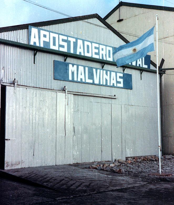 Foto del Apostadero Naval Malvinas durante la guerra de 1982 (Puerto Argentino - Isla Soledad) - Fuente: Carlos Saturnino Vega