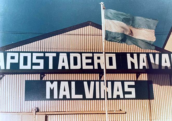 El Apostadero Naval Malvinas visto desde el muelle este de la capital - Fuente: Adolfo Gaffoglio