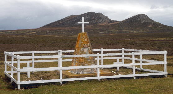 Foto del monumento del Vicecomodoro De la Colina y demás tripulantes argentinos caídos en el Learjet T-24, durante el Conflicto del Atlántico Sur - Fuente: Peter Ramsey