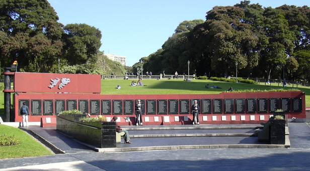 Foto del monumento a los caídos en Malvinas; situado en Av. del Libertador y Crucero Gral. Belgrano, Buenos Aires - Fuente: Daniel G. Gionco