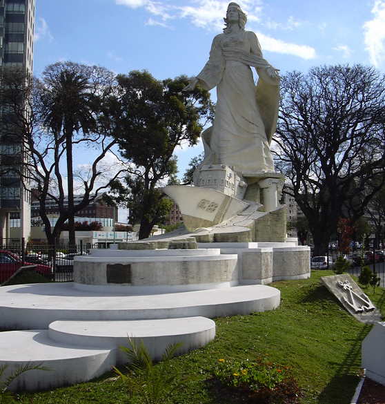 Foto del monumento Guardacostas; situado en Av. de los Italianos y Azucena Villaflor, Buenos Aires - Fuente: Daniel G. Gionco