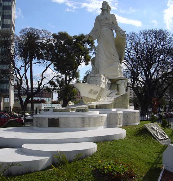 Foto del monumento al guardacostas; situado en Av. de los Italianos y Azucena Villaflor, Buenos Aires - Fuente: Daniel G. Gionco