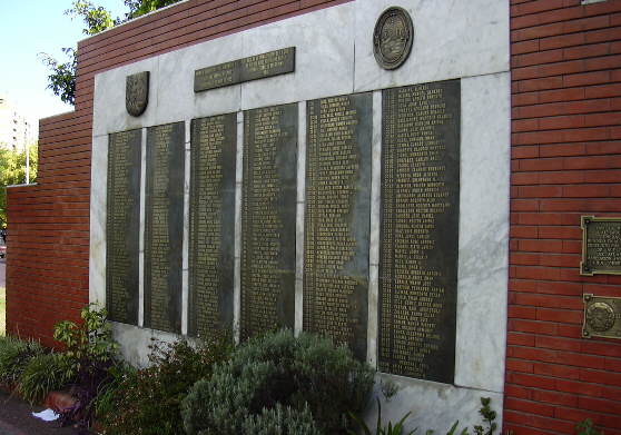 Detalle del monumento a los fallecidos en el hundimiento del crucero, ubicado en el Parque Centenario de Buenos Aires - Fuente: Daniel G. Gionco