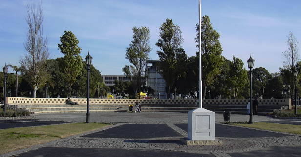 Foto del monumento a los ex combatientes del Conflicto del Atlántico Sur, situado en la Av. Costanera Rafael Obligado de la Ciudad de Buenos Aires - Fuente: Daniel G. Gionco