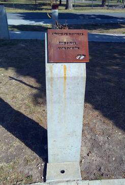 Placa del sendero 2 del sector Puerto Argentino, en honor a Juan Ramón Turano - Fuente: Daniel G. Gionco