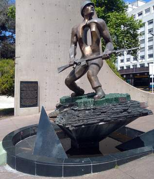 Detalle del monumento en honor de los fallecidos en combate, ubicado en la plaza Las Armas del Edificio Libertador de Buenos Aires - Fuente: Daniel G. Gionco