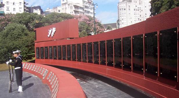 Foto del cenotafio de Retiro - Fuente: Leandro Kibisz