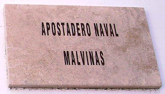 Foto de la placa del Apostadero Naval Malvinas, en el monumento emplazado en el Parque Centenario de la Base Naval Puerto Belgrano (2008) - Fuente: Roberto J. Coccia