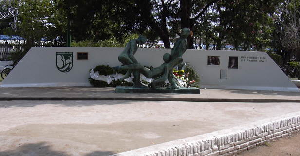 Foto del monumento a los muertos en Malvinas; situado en Vergara y Maip&uacute, Banfield (Prov. de Buenos Aires) - Fuente: Daniel G. Gionco