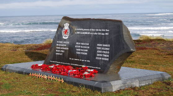 Foto del memorial a los muertos del HMS Glamorgan, en inmediaciones del sitio de emplazamiento de la batería terrestre de misiles Exocet (ITB) - Fuente: Gary Parkinson
