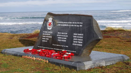 Foto del monumento a los muertos del HMS Glamorgan, en inmediaciones del sitio de emplazamiento de la batería terrestre de misiles Exocet (ITB) - Fuente: Gary Parkinson