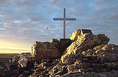 Foto del monumento a los muertos durante la guerra de 1982, en la cima del monte Longdon - Fuente: Alejandro Querol
