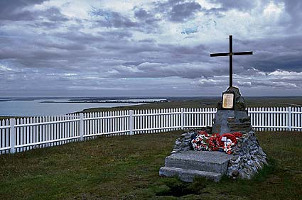 Monumento a los brit&aacute;nicos fallecidos en Darwin / Pradera del Ganso, durante el Conflicto del Atl&aacute;ntico Sur - Fuente: Fabrice Bettex