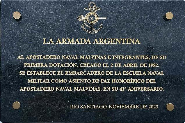 Foto de la placa de granito negro de 30 cm x 20 cm, que homenajea al Apostadero Naval Malvinas y a sus veteranos de guerra, en la Escuela Naval Militar (ESNM) - Fuente: Fernando R. Coccia