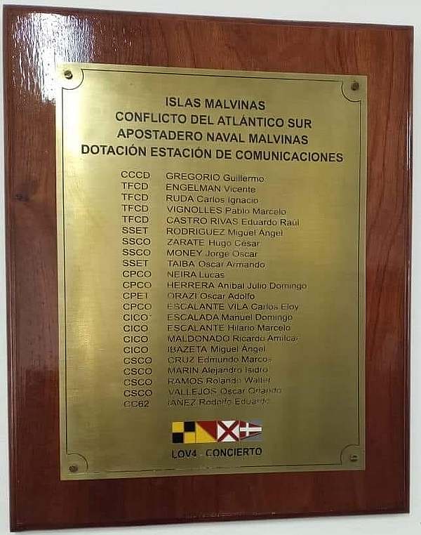 Placa que enumera a los integrantes de la Radio Naval Malvinas (LOV4 - Concierto - LU1XQ) durante el Conflicto del Atlántico Sur de 1982 - Fuente: Rolando W. Ramos