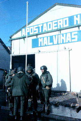 Foto de soldados en el Apostadero Naval Malvinas (Puerto Argentino) - Fuente: Carlos Saturnino Vega