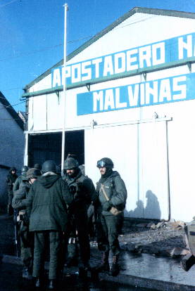 Foto de soldados en el Apostadero Naval Malvinas en 1982 - Fuente: Carlos Saturnino Vega