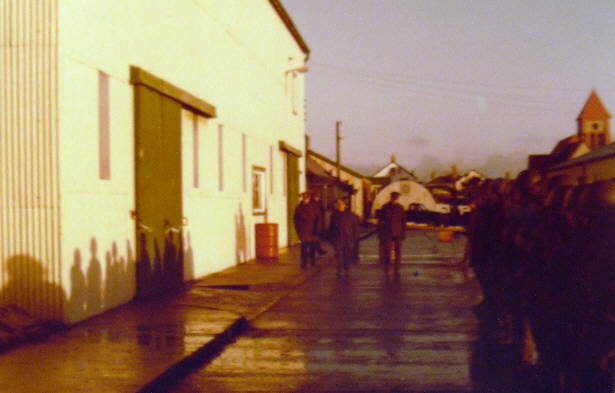 Foto del acto del 25 de mayo en el Apostadero Naval Malvinas: ingreso de los jefes militares - Fuente: Adolfo Gaffoglio