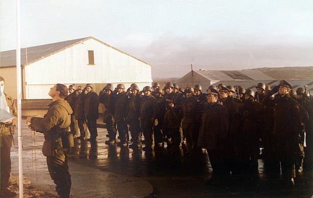 Foto del acto del 25 de mayo en el Apostadero Naval Malvinas: Claudio Guida iza la bandera argentina - Fuente: Adolfo Gaffoglio