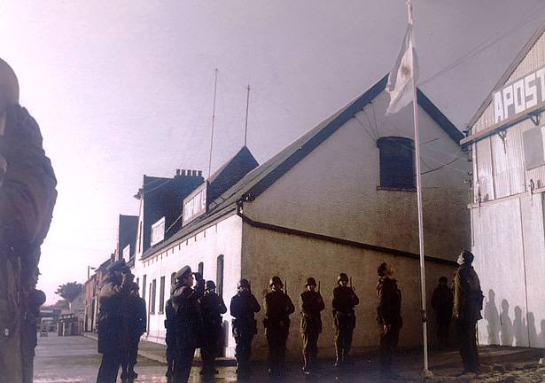 Foto del acto del 25 de mayo en el Apostadero Naval Malvinas: saludo a la bandera - Fuente: Adolfo Gaffoglio