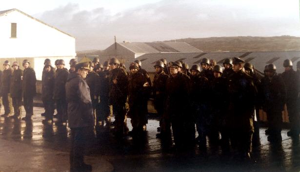 Foto del acto del 25 de mayo en el Apostadero Naval Malvinas: el Contralmirante Edgardo Aroldo Otero habla a sus integrantes - Fuente: Adolfo Gaffoglio