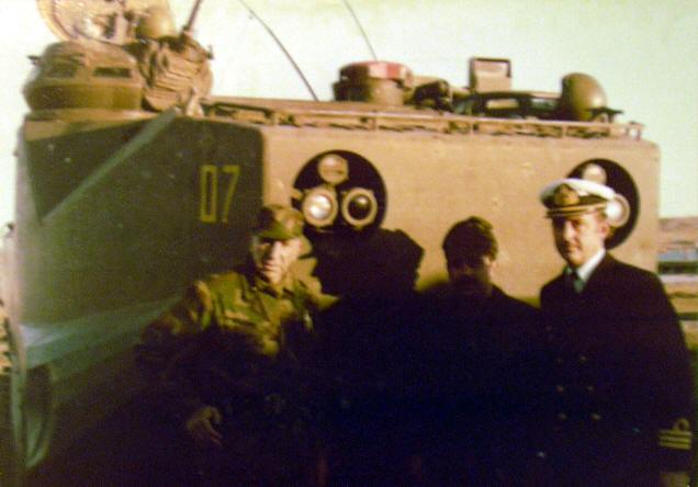 Foto de Carlos A. C. Büsser, Oscar A. Monnereau y Adolfo A. Gaffoglio, el 2 de abril de 1982 en Puerto Argentino (Islas Malvinas) - Fuente: Adolfo Gaffoglio