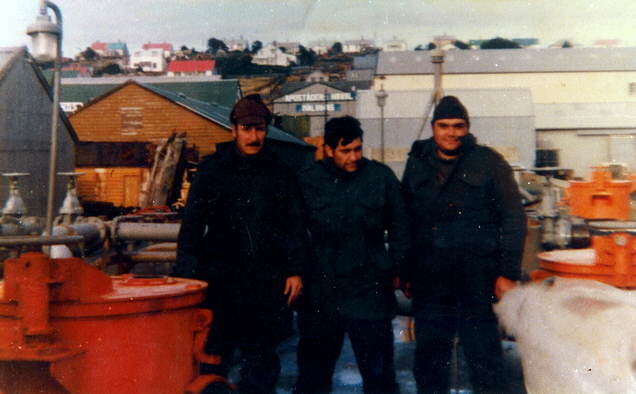 Foto de suboficiales del Apostadero en la chata de combustible, anclada en Puerto Argentino - Fuente: Adolfo A. Valdez