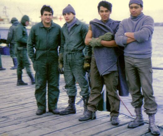 Foto de 4 tripulantes del Forrest: Nieto, Piedrabuena, Medina y Guerrero en Puerto Argentino (Isla Soledad) - Fuente: Roberto Borello