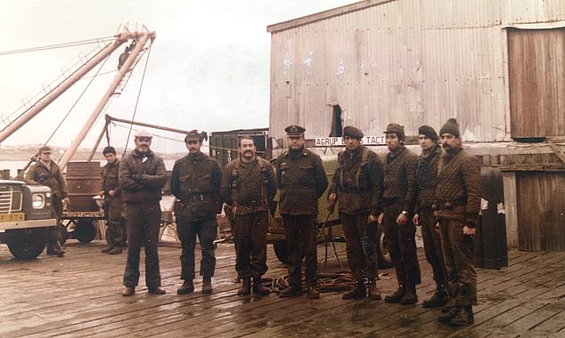 Foto de buzos t&aacute;cticos del Apostadero Naval Malvinas en el muelle este de Puerto Argentino (Isla Soledad) - Fuente: Adolfo Gaffoglio