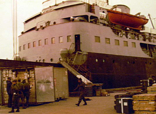Foto del ARA Bah&iacute;a Buen Suceso en Puerto Argentino (1982) - Fuente: Adolfo Gaffoglio
