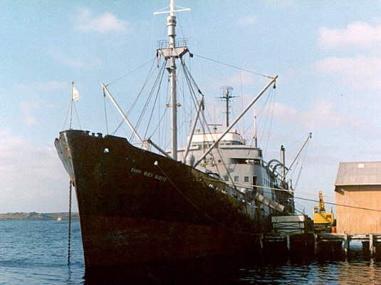 Foto del ARA Bah&iacute;a Buen Suceso en un muelle de la capital de las Malvinas (1982) - Fuente: Escuadr&oacute;n VyCA Malvinas