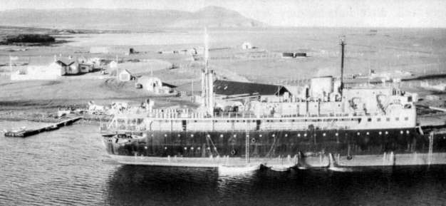 Foto del ARA Bah&iacute;a Buen Suceso en Bah&iacute;a Fox Este (1982) - Fuente: Roger Perkins