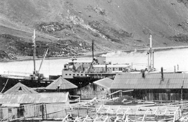 Telefoto del ARA Bahía Buen Suceso en la isla San Pedro (Georgias del Sur) - Fuente: Robert Banner