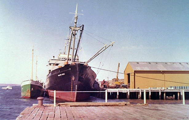 Foto del ARA Bah&iacute;a Buen Suceso en Puerto Argentino (1972) - Fuente: Ricardo Burzaco