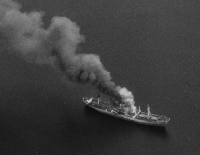 Foto del ELMA Río Carcarañá tomada desde uno de los aviones británicos luego del ataque al buque en mayo de 1982 - Fuente: Edgardo Dell´Elicine