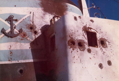 Foto del ELMA Río Carcarañá el 16 de mayo de 1982 a las 14 hs; luego del ataque de aviones británicos con cañones de 30 mm. Vista de los impactos en la zona de estribor de la chimenea y el camarote del 1er. radio - Fuente: Edgardo Dell´Elicine