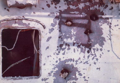 Foto de los impactos del cañón de 30 mm en el exterior del camarote del 3er. maquinista del ELMA Río Carcarañá - Fuente: Edgardo Dell´Elicine