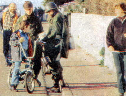 Foto de los conscriptos del Apostadero Juan Ciruzzi y Ricardo Pérez en la costanera de Puerto Argentino junto a un niño isleño - Fuente: Rev. Radiolandia 2000