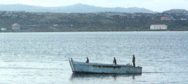 Foto de la barcaza de desembarco de personal y vehículos (EDPV) "9" navegando por la rada de Puerto Argentino (Isla Soledad) - Fuente: Carlos Saturnino Vega