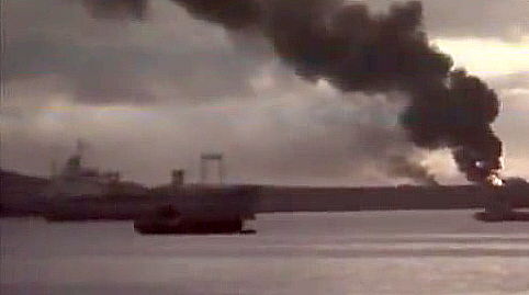 Foto del ELMA Formosa en la rada de Puerto Argentino, tras el bombardeo al aeropuerto - Fuente: Alfredo Lamela y Marcos Novo