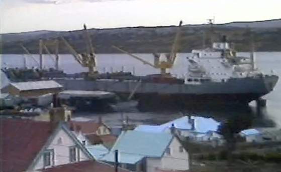 Foto del ELMA Formosa en el muelle este de Puerto Argentino (Isla Soledad) - Fuente: Eduardo A. Rotondo