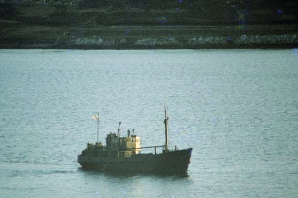 Foto del Forrest navegando por la rada de la capital de las Malvinas - Fuente: Peter Clement