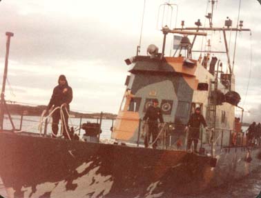 Foto del GC83 en un muelle de la capital de las Malvinas, durante el Conflicto del Atl&aacute;ntico Sur - Fuente: Prefectura Naval Argentina