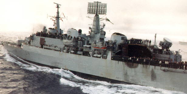 Parte de los daños del HMS Glamorgan (D19), tras el impacto del misil Exocet Mar-Mar disparado desde la batería costera argentina - Fuente: Jess James