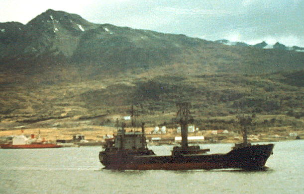 Foto del ARA Isla de los Estados saliendo de Usuhaia rumbo a las Malvinas - Fuente: Ricardo Burzaco